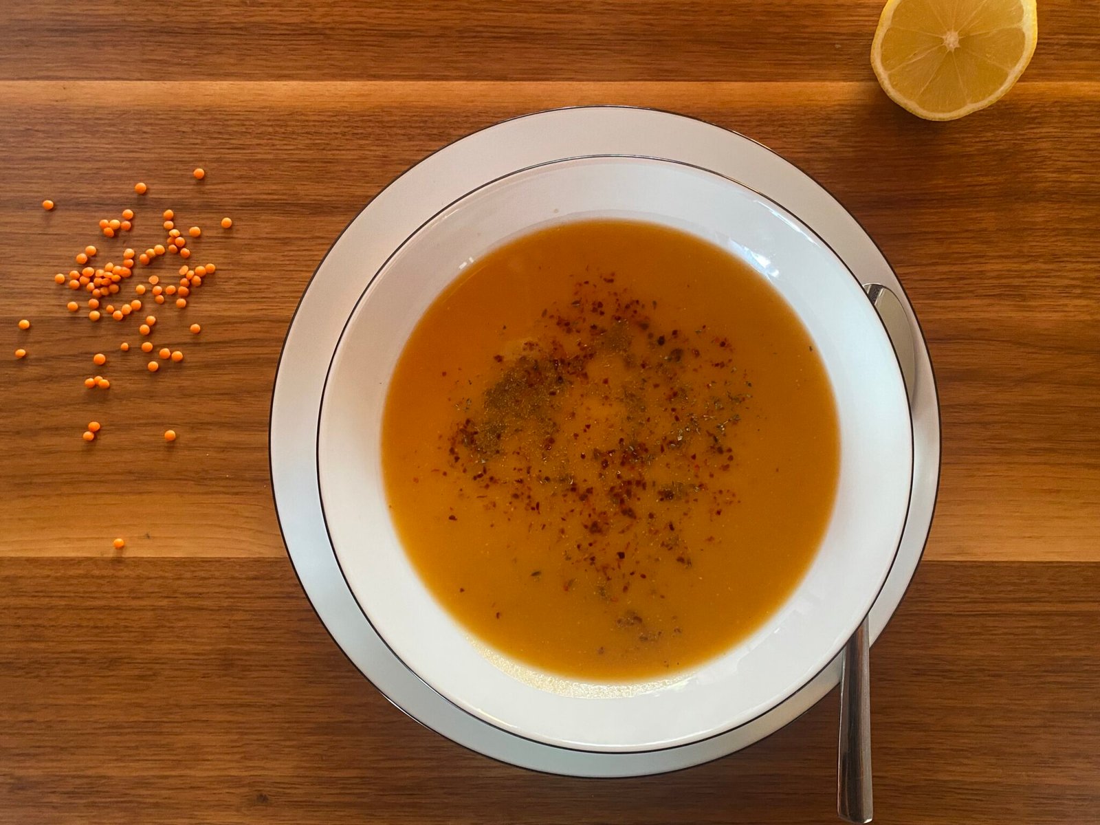 Eine Schale rote Linsensuppe