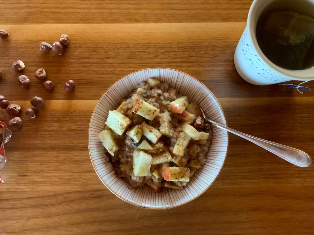 Warmes Hafer-Nuss-Frühstück